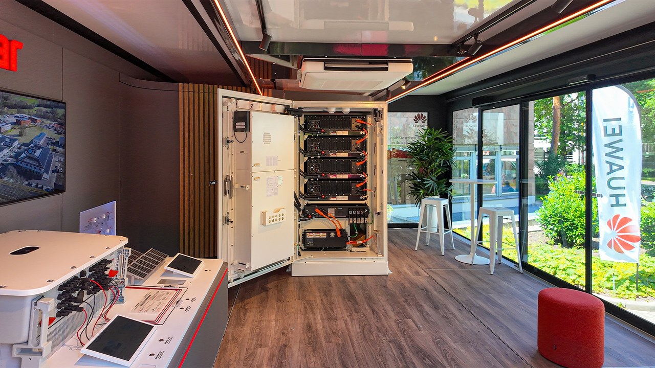 Innenraum des FusionSolar Trucks mit geöffnetem Speicherschrank