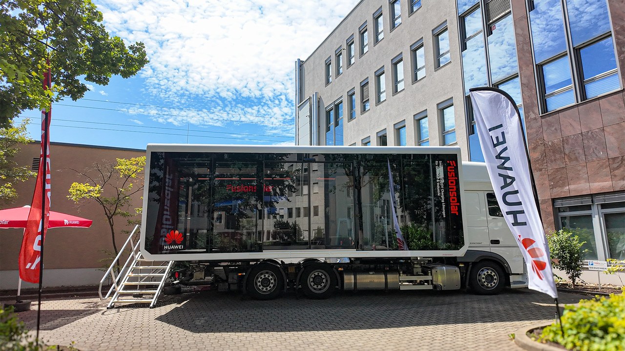 Huawei FusionSolar C&I Truck mit geöffnetem, verglastem Showroom